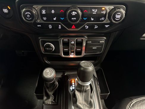Used 2019 Jeep Wrangler Unlimited Sahara w/ Uconnect 4C Nav & Sound Group AWD/4WD image 22