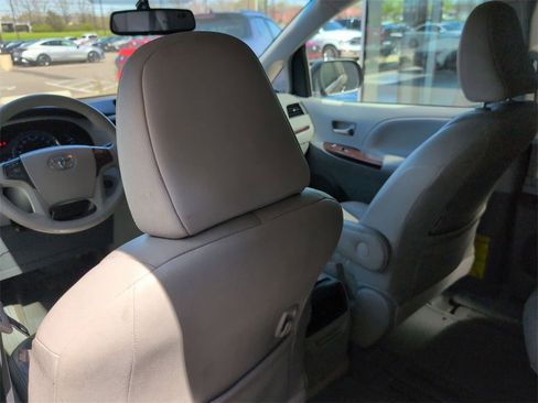 Used 2012 Toyota Sienna XLE image 15