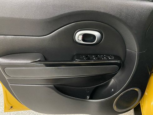 Used 2015 Kia Soul ! image 9
