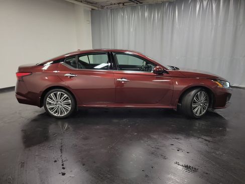 Used 2024 Nissan Altima 2.5 SL FWD image 9