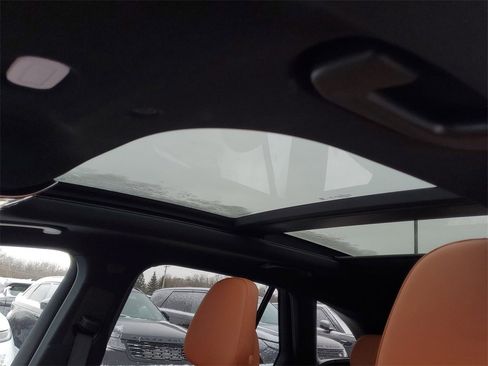 Used 2025 Mercedes-Benz GLC 350e 4MATIC image 9