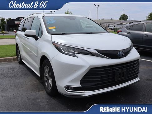 Used 2022 Toyota Sienna XLE w/ XLE Plus Package FWD image 2