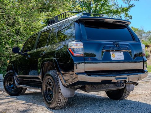 Used 2018 Toyota 4Runner SR5 image 3