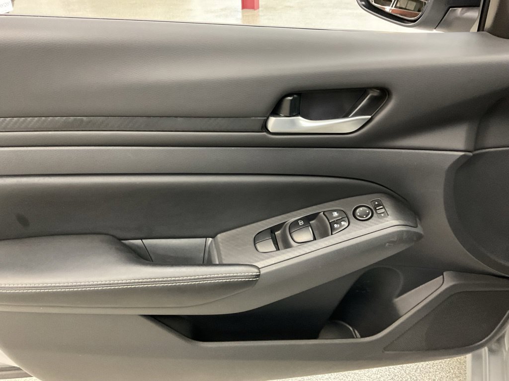 Used 2025 Nissan Altima 2.5 SV AWD/4WD image 11