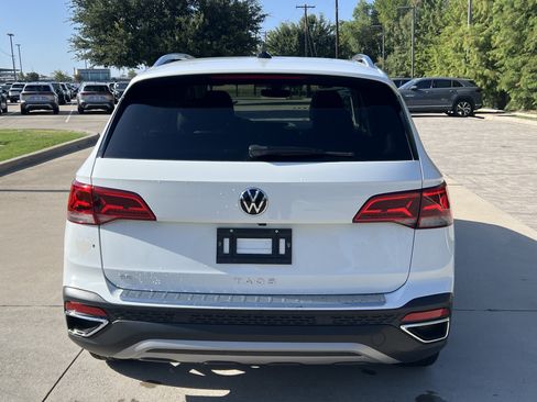Used 2023 Volkswagen Taos SE w/ Panoramic Sunroof Package FWD image 8