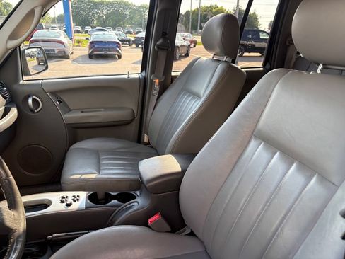Used 2005 Jeep Liberty Limited AWD/4WD image 10
