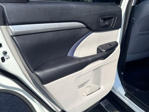 Used 2017 Toyota Highlander LE image 17