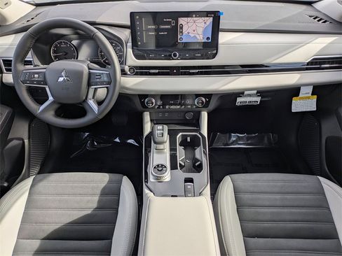 New 2026 Mitsubishi Outlander SE image 16