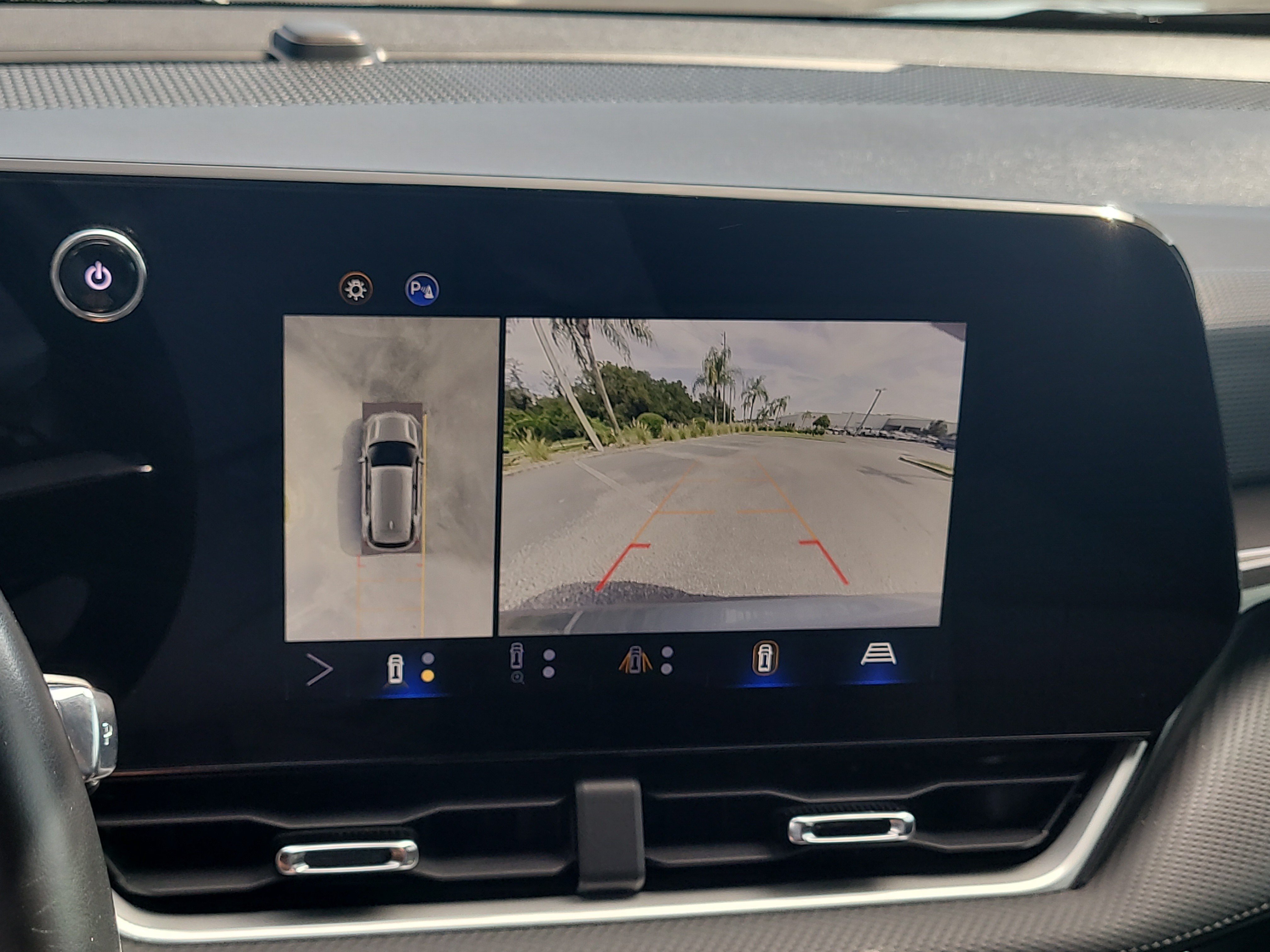 Used 2025 Chevrolet Equinox LT w/ Safety and Technology Package FWD image 24