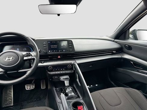 Certified 2025 Hyundai Elantra Sport image 22