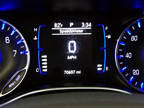 Used 2022 Chrysler Voyager LX FWD image 14