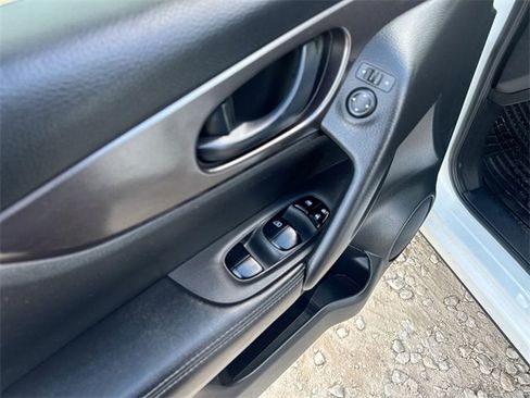 Used 2018 Nissan Rogue Sport S image 19