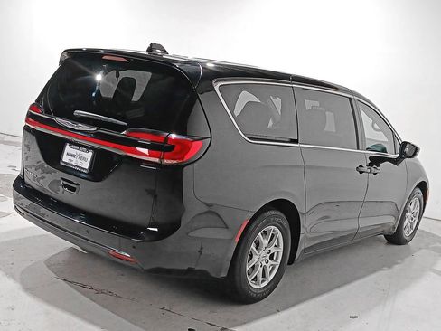 Used 2024 Chrysler Pacifica Touring-L FWD image 6