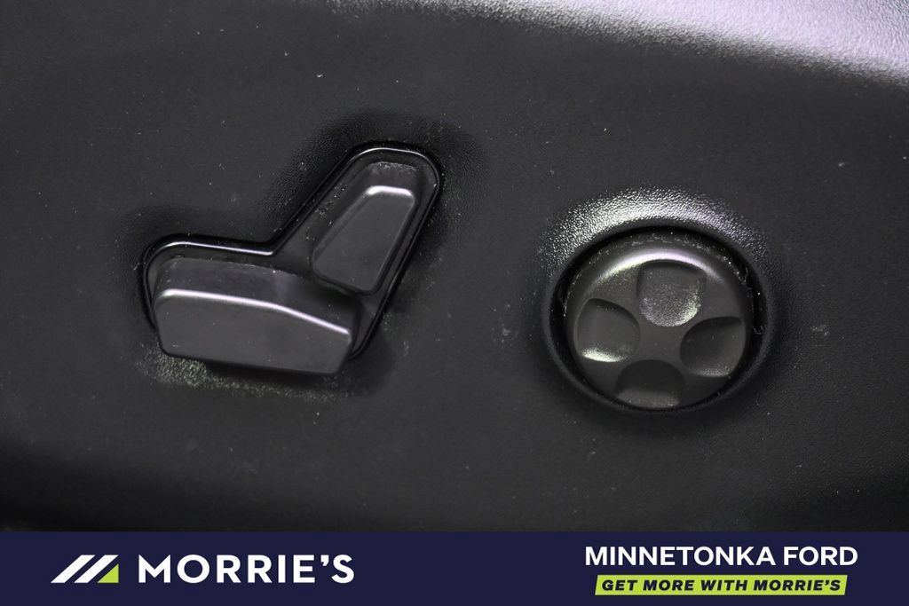 Used 2026 Chrysler Pacifica Select FWD image 16