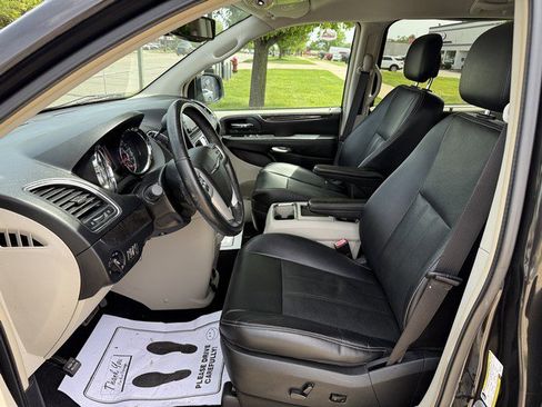 Used 2015 Chrysler Town & Country Touring-L w/ Driver Convenience Group FWD image 9