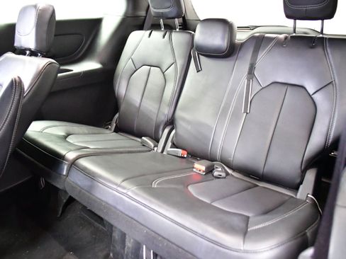 Used 2025 Chrysler Pacifica Select image 11
