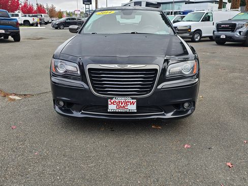Used 2014 Chrysler 300 C image 2
