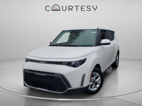 Certified 2025 Kia Soul LX image 1