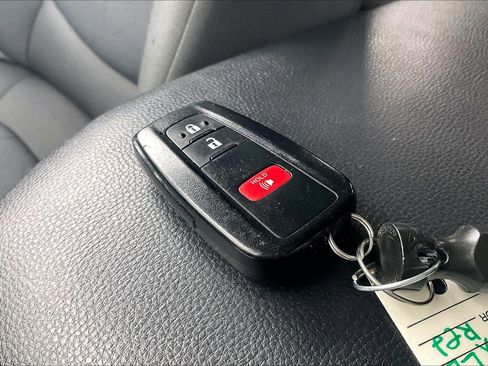 Used 2025 Toyota RAV4 XLE AWD/4WD image 14
