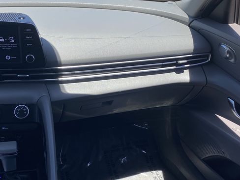 Used 2021 Hyundai Elantra SE FWD image 14