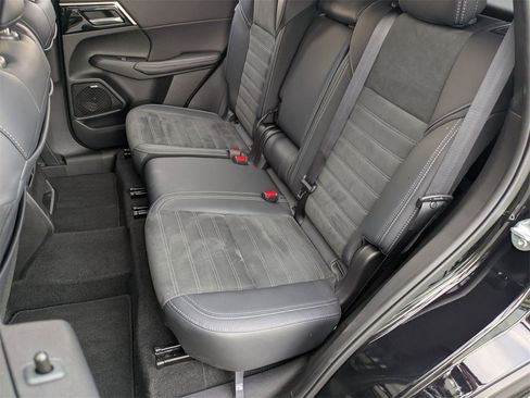 Used 2025 Mitsubishi Outlander SE image 28