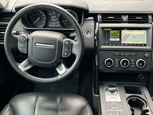 Used 2018 Land Rover Discovery SE image 13
