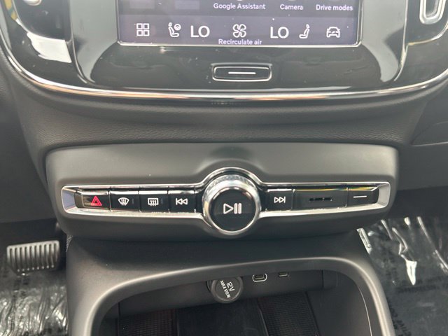 Certified 2025 Volvo XC40 B5 Core AWD/4WD image 27