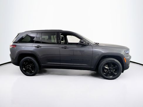 Used 2023 Jeep Grand Cherokee Altitude AWD/4WD image 4