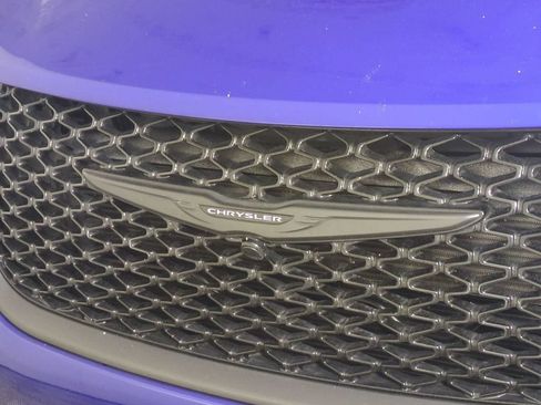 Used 2021 Chrysler Pacifica Touring-L w/ Uconnect Theater Family Group FWD image 13