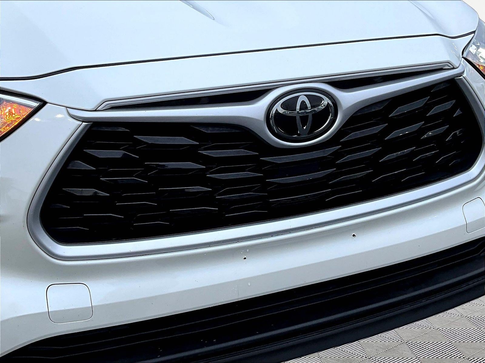 Used 2020 Toyota Highlander XLE AWD/4WD image 34