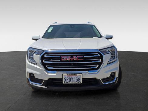 Used 2022 GMC Terrain SLT w/ Infotainment Package II FWD image 2