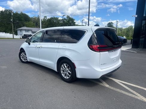 Used 2023 Chrysler Pacifica Touring-L FWD image 3