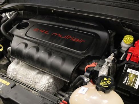 Used 2019 Jeep Renegade Latitude w/ Cold Weather Group image 9