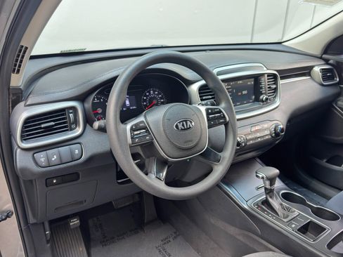 Used 2019 Kia Sorento FWD image 11