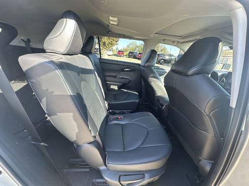 Used 2021 Toyota Highlander XLE image 26