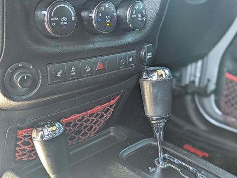 Used 2018 Jeep Wrangler Unlimited Rubicon w/ Max Tow Package AWD/4WD image 30