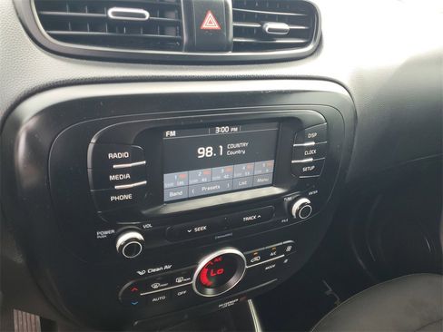 Used 2017 Kia Soul + image 19