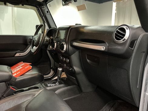 Used 2017 Jeep Wrangler Unlimited Rubicon AWD/4WD image 32