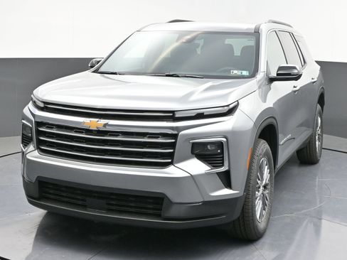 New 2026 Chevrolet Traverse LT w/ Driver Confidence Package AWD/4WD image 3