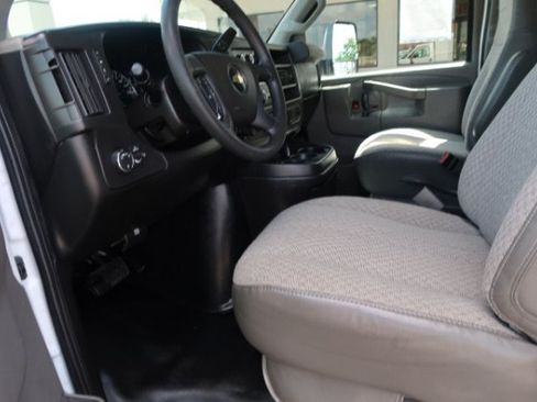 Used 2017 Chevrolet Express 3500 RWD image 9