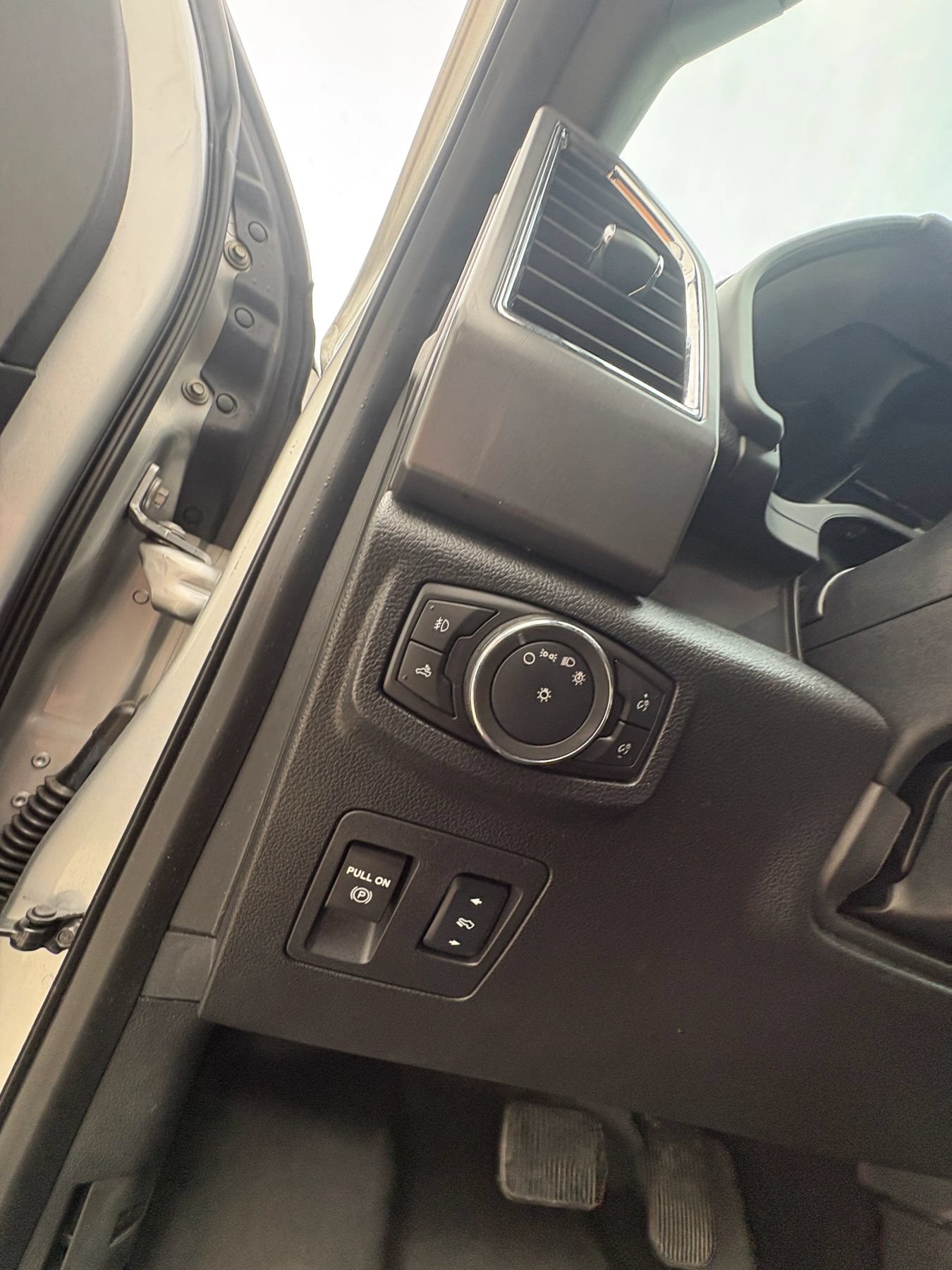 Used 2015 Ford F150 XLT w/ Equipment Group 302A Luxury RWD image 32