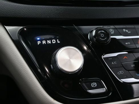 Used 2023 Chrysler Pacifica Touring-L image 18