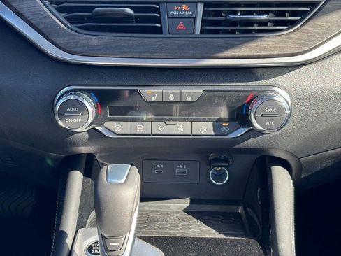 New 2025 Nissan Altima 2.5 SL image 9