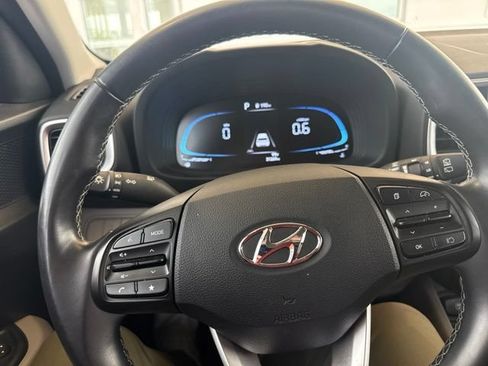 Used 2024 Hyundai Venue SEL FWD image 16