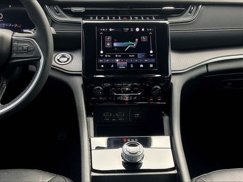 Used 2025 Jeep Grand Cherokee Laredo w/ Luxury Tech Group I RWD image 6