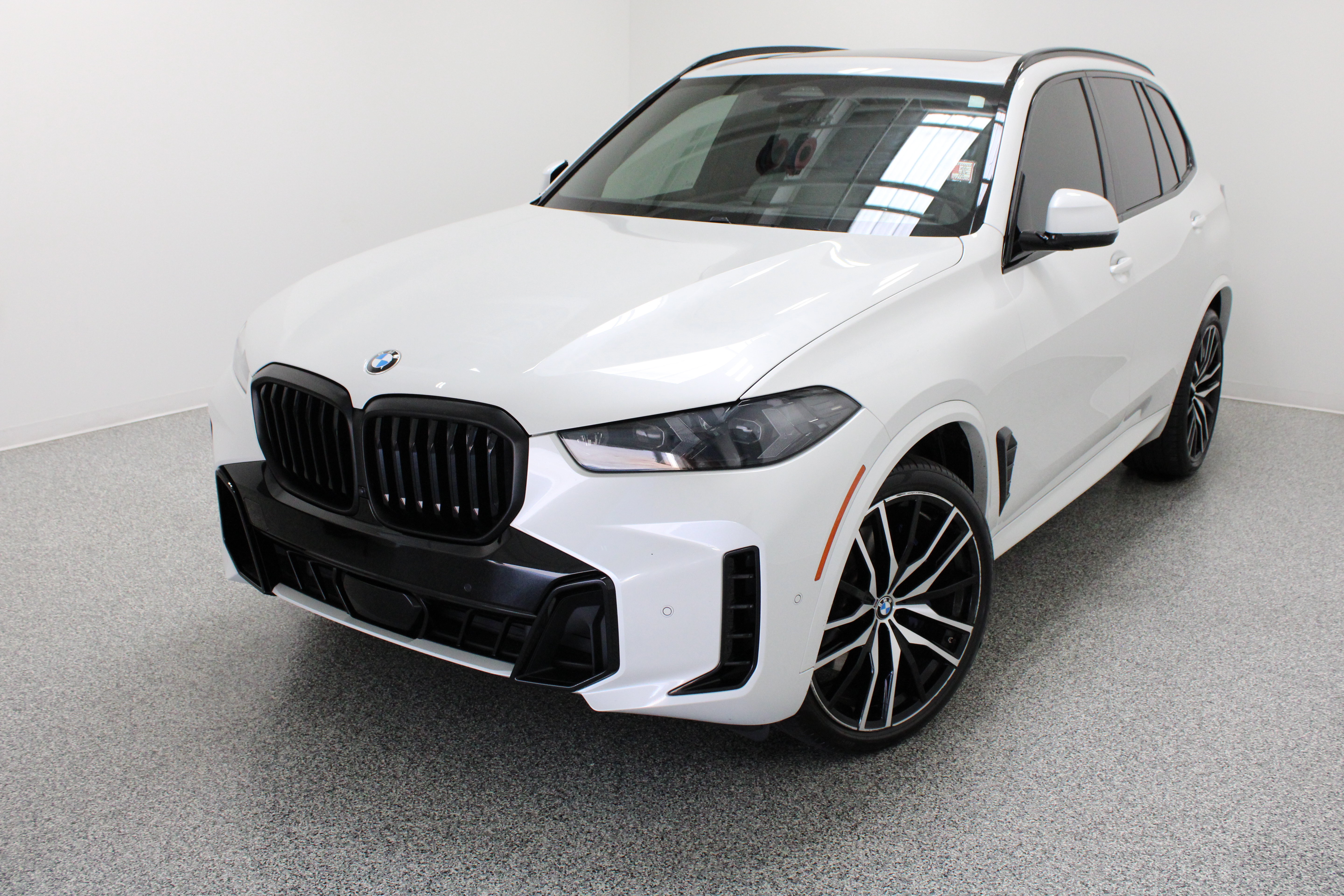Used 2025 BMW X5 xDrive40i w/ M Sport Package AWD/4WD image 2
