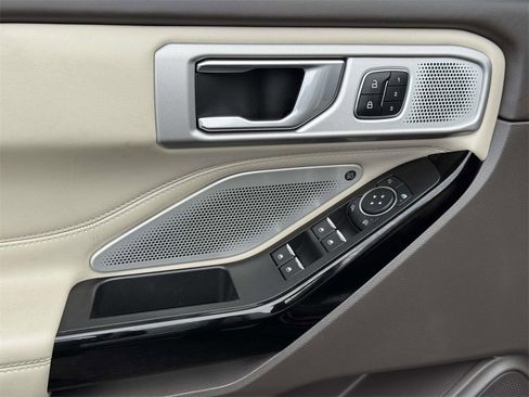 Used 2022 Ford Explorer Platinum w/ Equipment Group 601A image 18