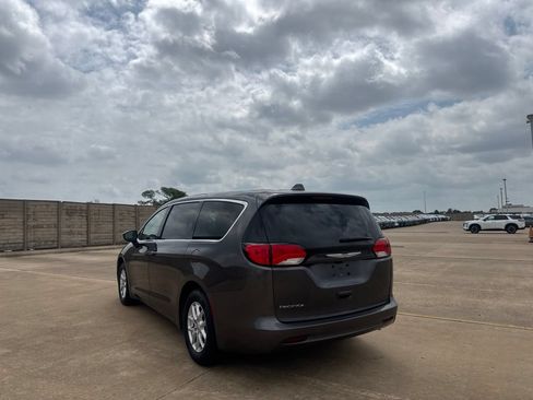 Used 2017 Chrysler Pacifica Touring FWD image 14