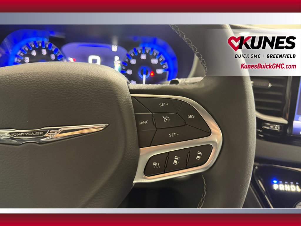 Used 2025 Chrysler Pacifica Select FWD image 18