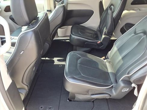 Used 2024 Chrysler Pacifica Limited image 14